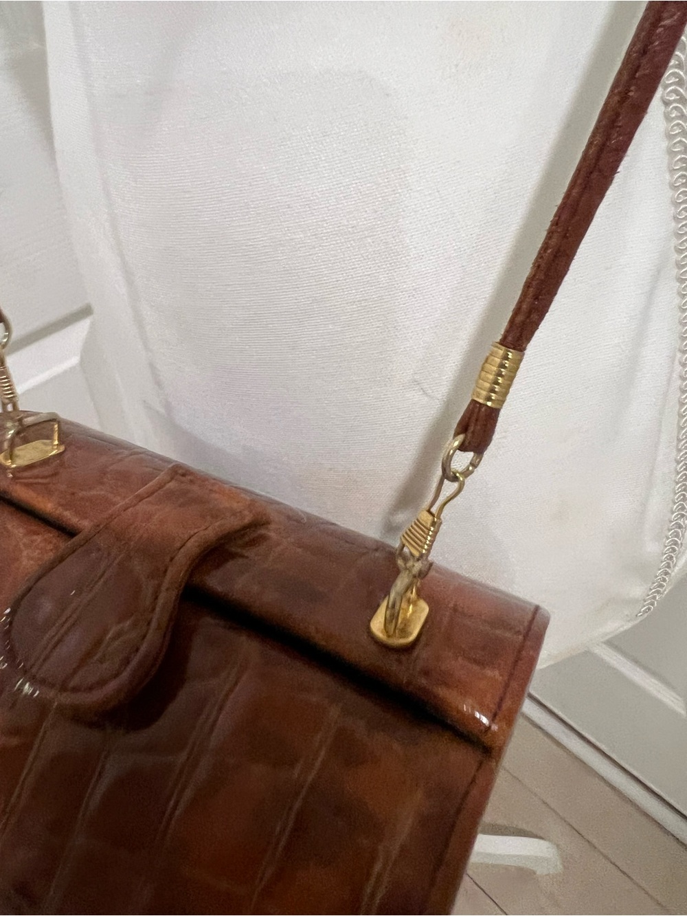 Vintage 1950’s 1960’s Brown Leather Croc-Embossed Barrel Purse adjustable strap - Picture 11 of 13